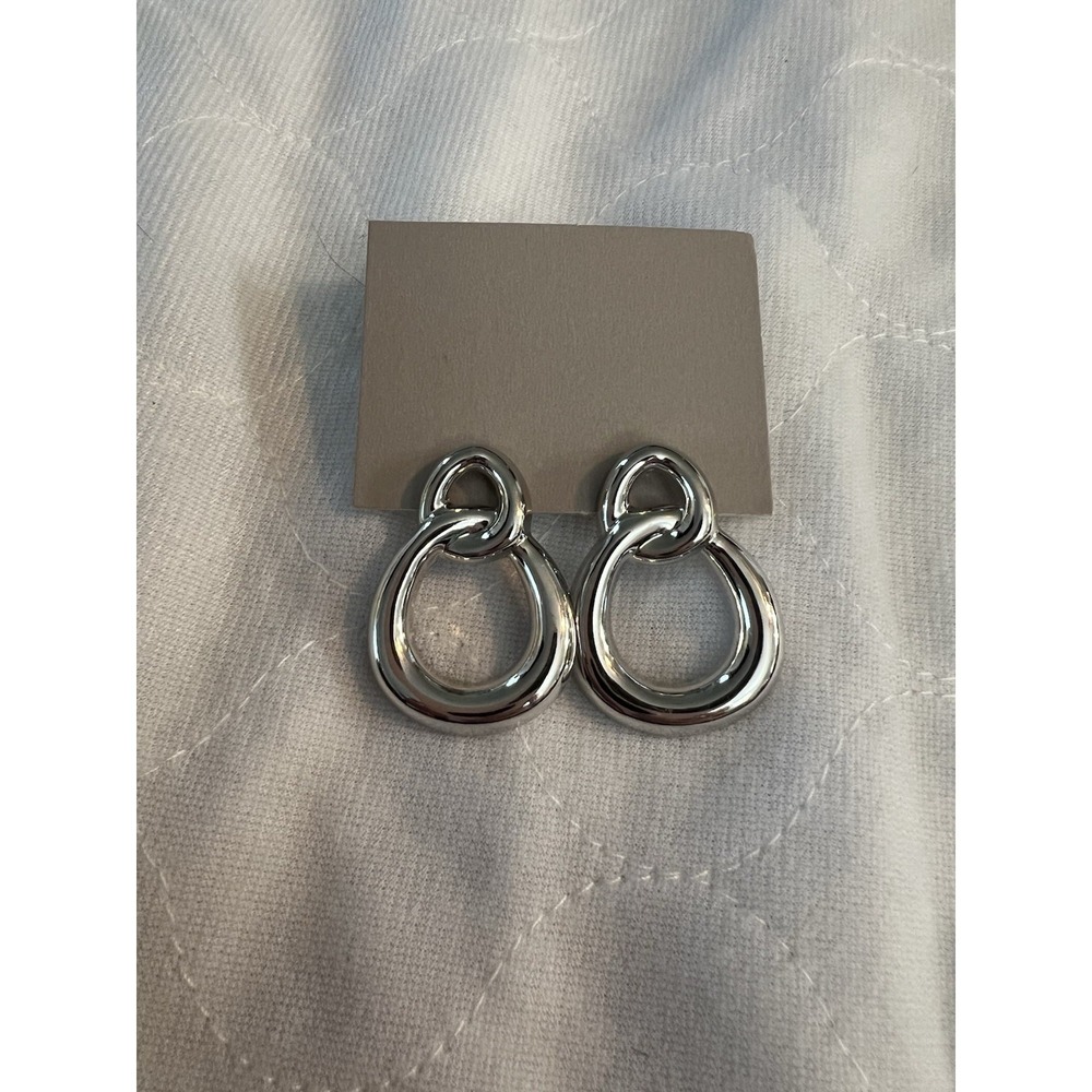 Unsigned Vintage 1987 Avon Sleek Link Silver Tone Pierced Earrings‎